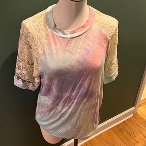 ❄️NWT CHEEKYS Womens Medium‎ top.  Lace sleeves.  Tie dye